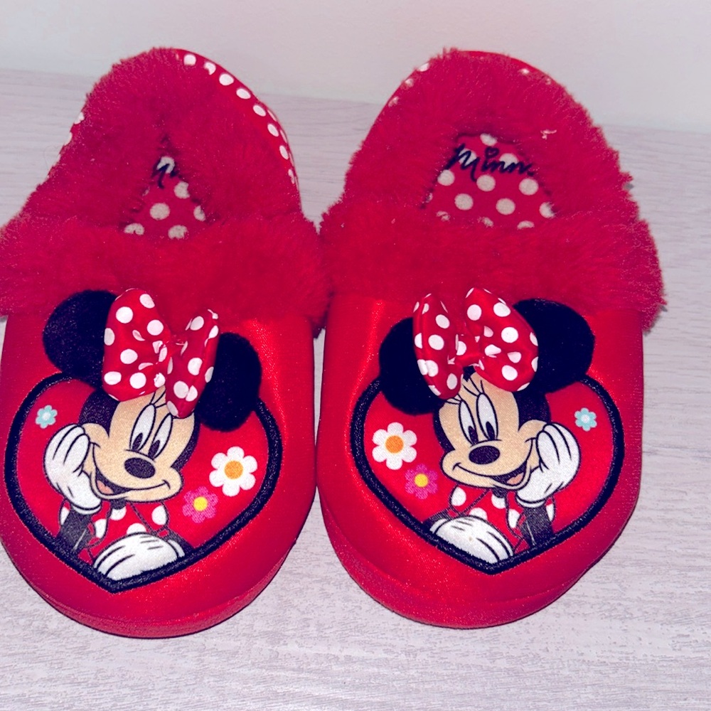Red Minnie Mouse Hpuse Slippers sz 5 .